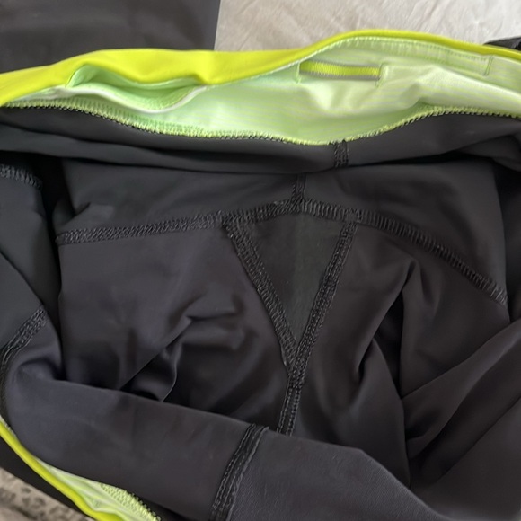 LULULEMON CROP LEGGINGS, SIDE POCKETS, ROUCHED DETAIL, DRAWSTRING! LIKE NEW!! - Picture 9 of 11